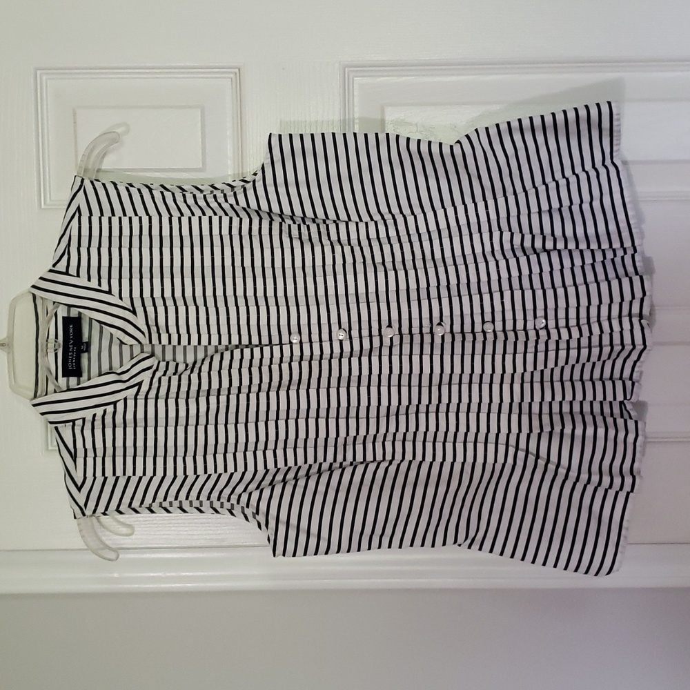 Jones New York Signature Medium sleeveless ladies top. White with black stripes